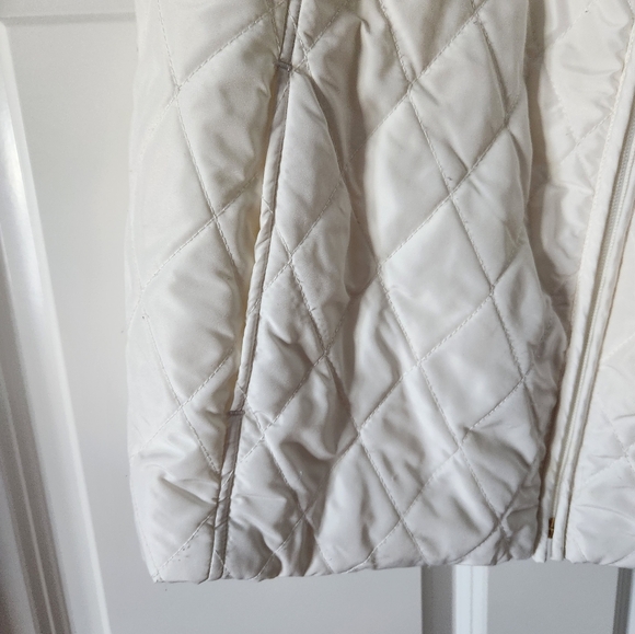 Croft & Barrow Like New White puffer vest with gold zipper and gold trim on back - Picture 3 of 5